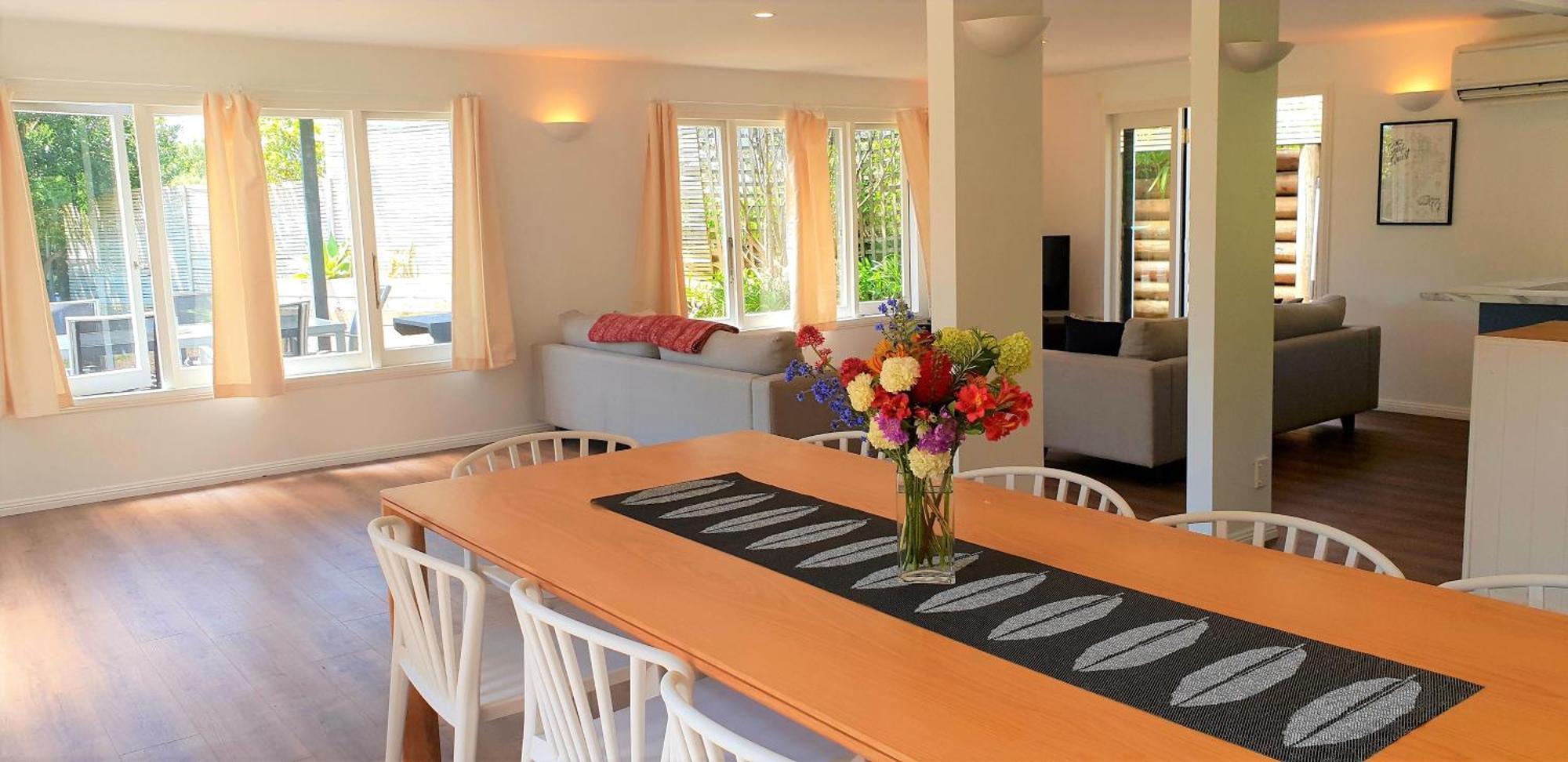 Whale Bay'S Surf Meca Holiday Accommodation Raglan Exterior photo