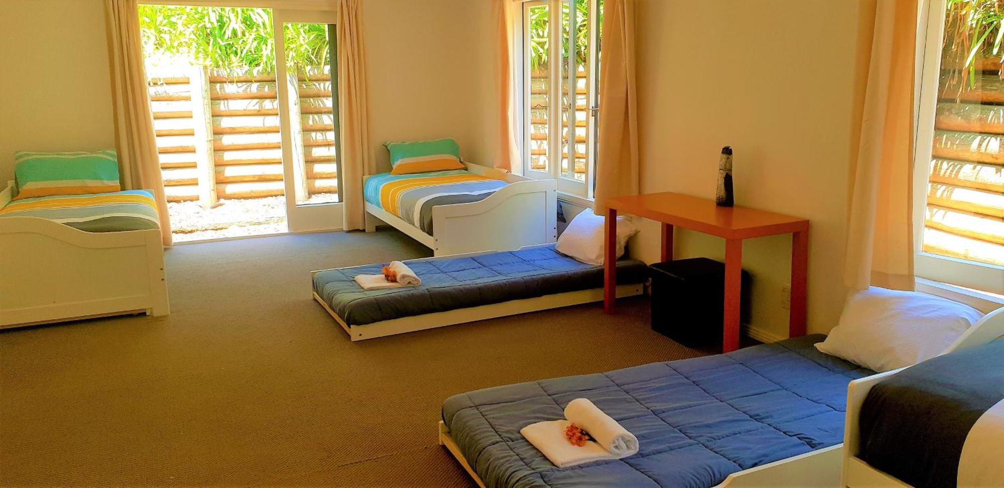 Whale Bay'S Surf Meca Holiday Accommodation Raglan Exterior photo