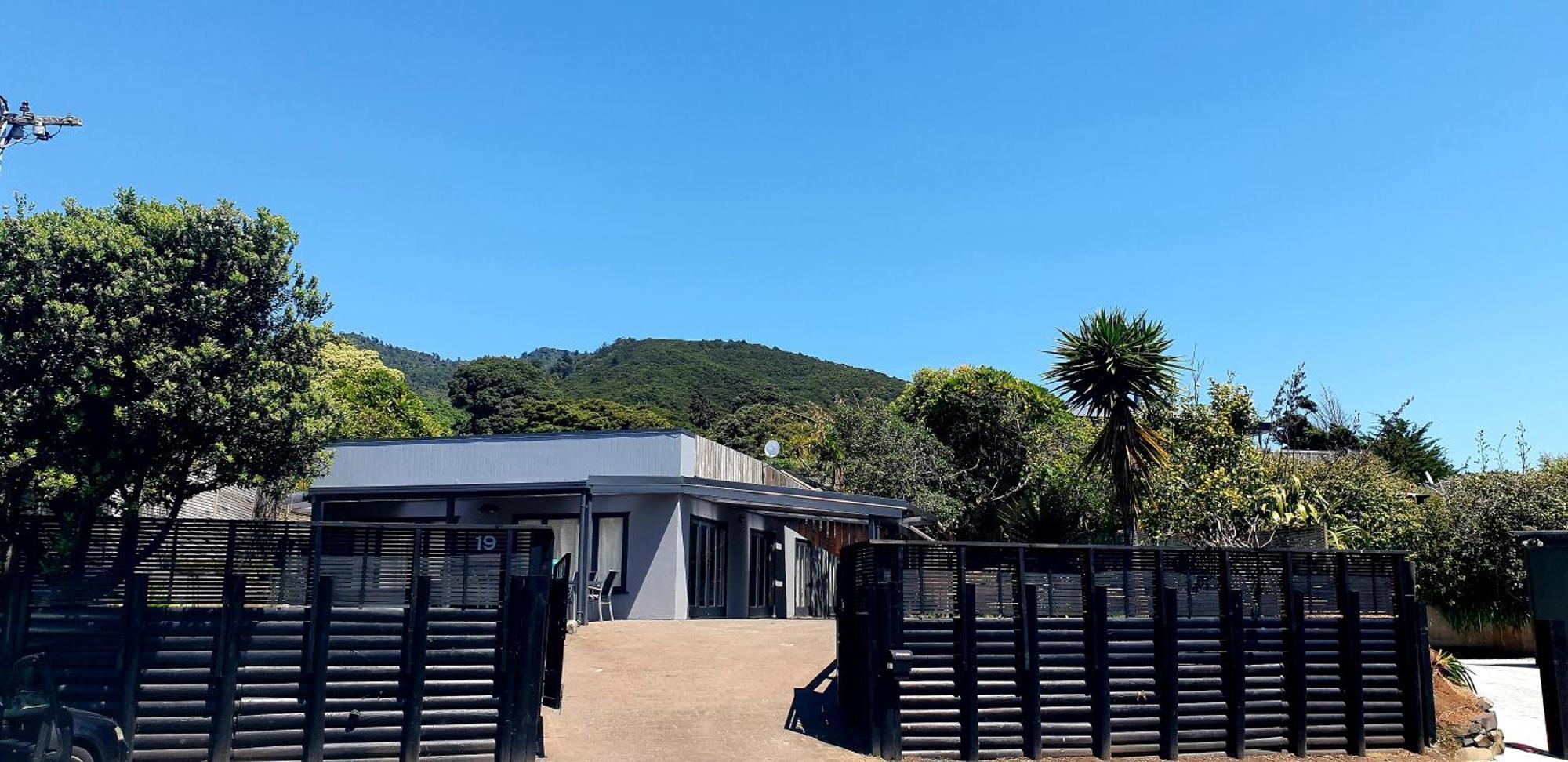 Whale Bay'S Surf Meca Holiday Accommodation Raglan Exterior photo