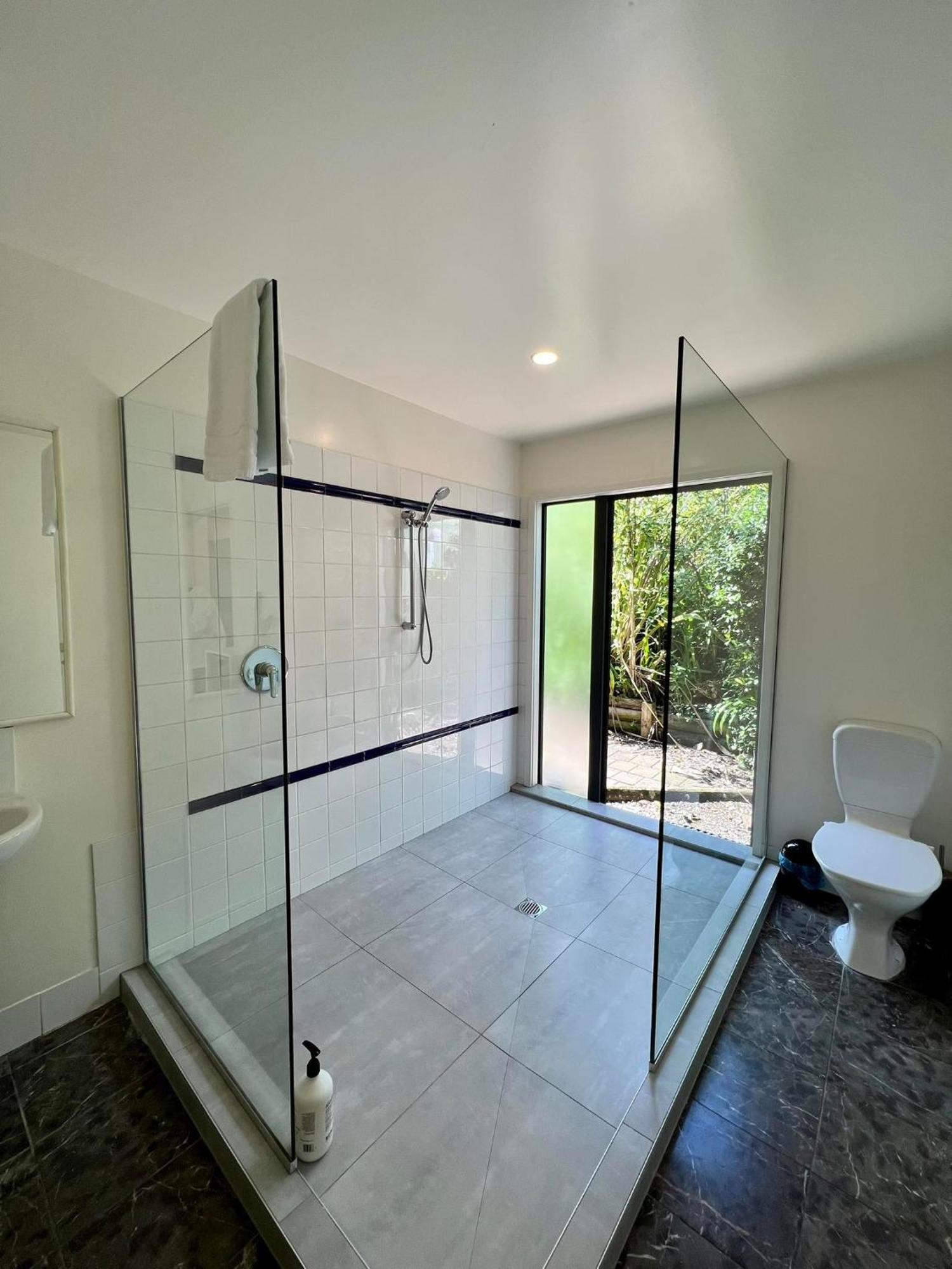 Whale Bay'S Surf Meca Holiday Accommodation Raglan Exterior photo